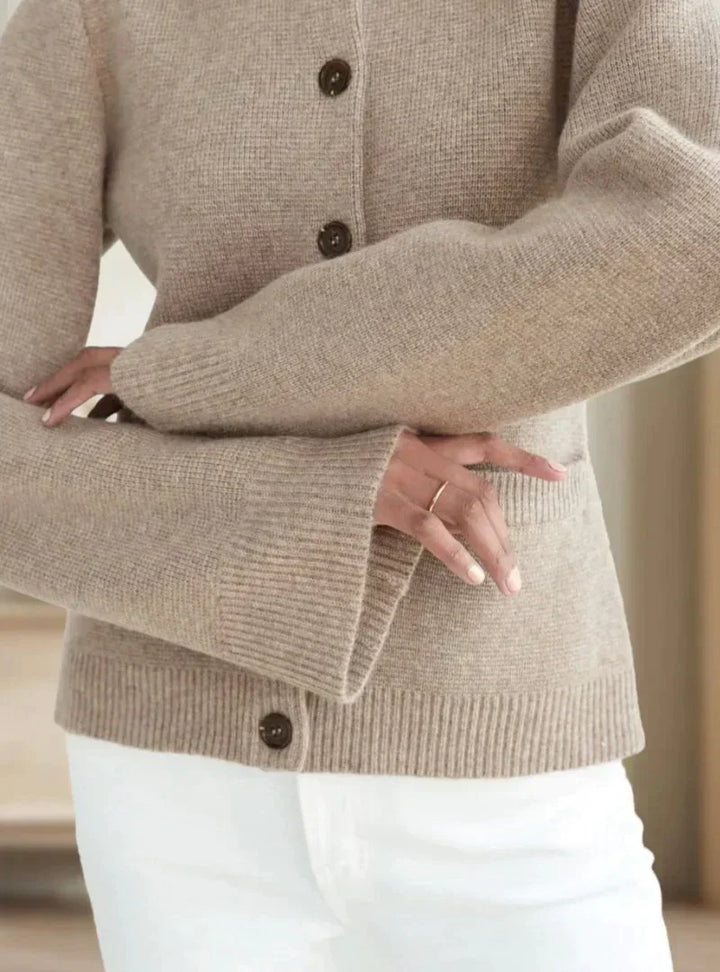 Carmine | Warme Herbst-Strickjacke mit englischer Eleganz für Frauen