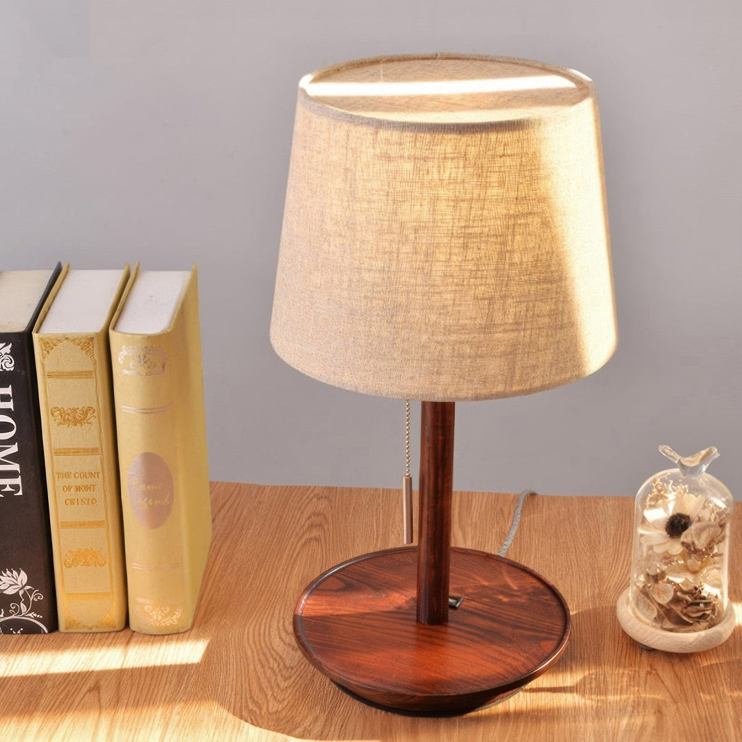 Gentle Glow Lampe aus nordischem Nussbaumholz mit luxuriösen Stoffakzenten