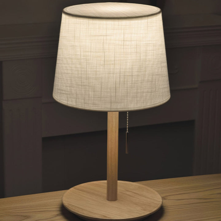 Gentle Glow Lampe aus nordischem Nussbaumholz mit luxuriösen Stoffakzenten